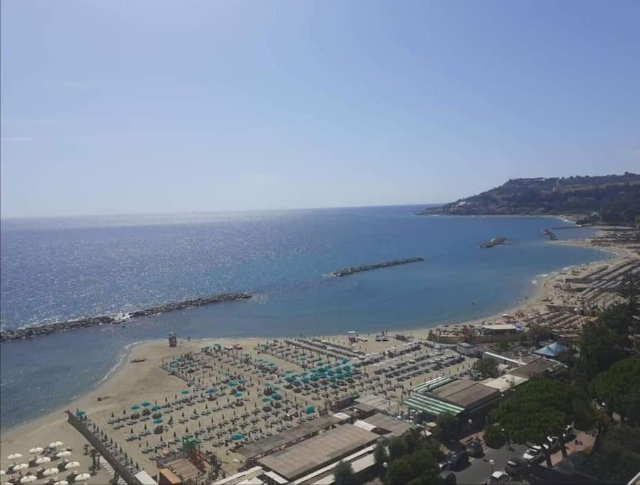 Casa Noemi, A Pochi Passi Dalle Spiagge E Dal Centro Di Arma Di Taggia. Экстерьер фото
